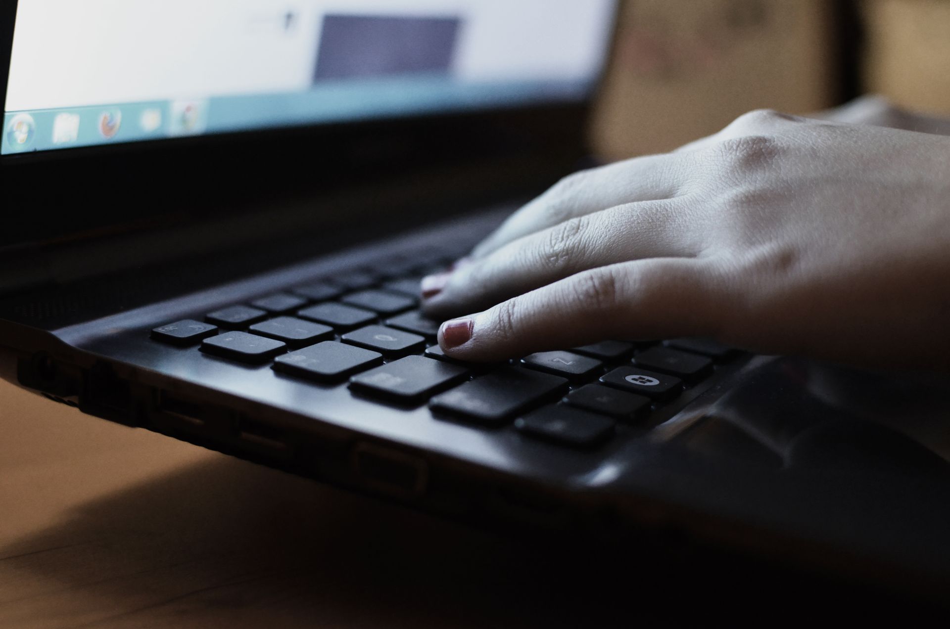 Persona revisando documentación digital para respaldar controles de ciberseguridad
